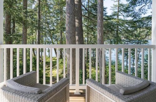 Salt Spring Island House | Valhalla The Loft (Oceanfront Hot tub)