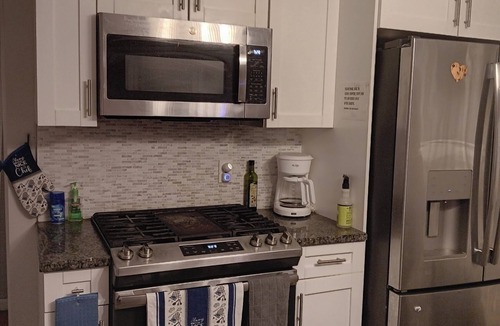 Irvington House | Valisha's 2Bedroom Cozy Home, Quick Access To New York & New Jersey.