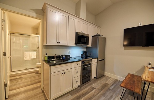 Cuyahoga Falls Cabin | Valley Overlook - Cozy 2BR Cabin near Blossom Music Center - Peninsula, Ohio