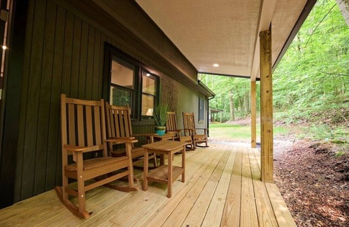 Cuyahoga Falls Cabin | Valley Overlook, Peninsula, Ohio - Luxury Cabin adjoins National Park