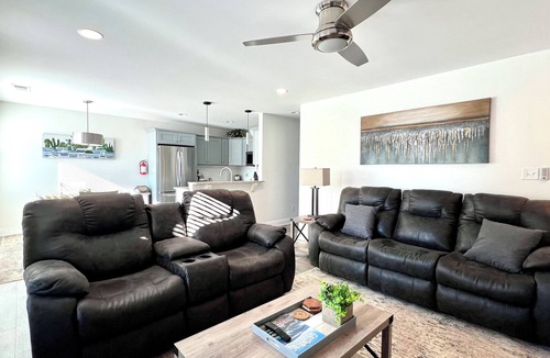 Pigeon Forge Cottage | Valley View, Easy Accessible 2 min to Parkway with AC, WiFi, Hot Tub