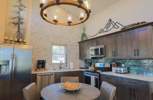 Timberline House | Valley View Resort Cabin #1, 1-Bed, Modern-Luxury with Hot Tub in Canaan Valley, WV