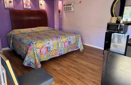 Des Plaines Hotel | Value-Friendly Room w/Free Parking Perfect for Road Trips | Close to O’Hare