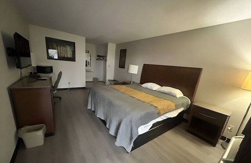 Greenville Hotel | Value King Room | Free Onsite Parking | Near Historic Downtown Greenville