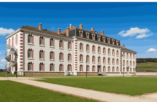 Epernay Apartment | Value Studio: Cozy, Kitchenette, Free Wi-Fi