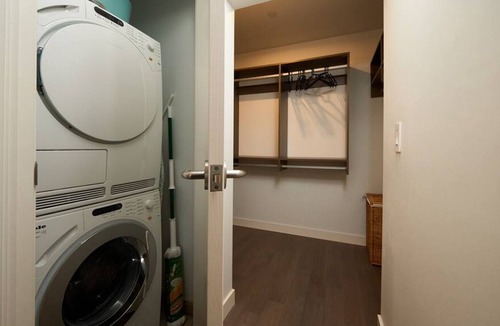 Downtown Vancouver Condo | Van House 1 bdrm Spectacular 1 bdrm condo with spacious deck view