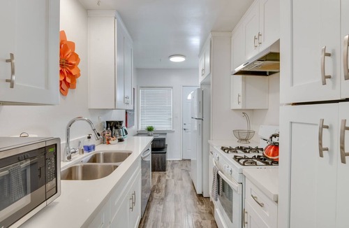 Sherman Oaks Apartment | Van Nuys Abode w/Patio, 7 Mi to Universal Studios