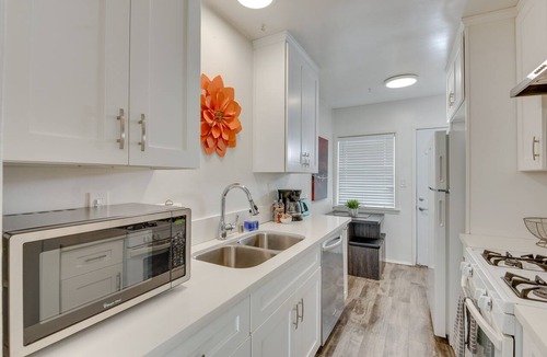 Sherman Oaks Apartment | Van Nuys Abode w/Patio, 7 Mi to Universal Studios