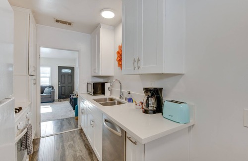 Sherman Oaks Apartment | Van Nuys Abode w/Patio, 7 Mi to Universal Studios