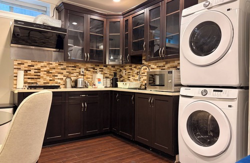 Fraserview House | VANCOUVER 2BR SUITE WITH PRIVATE ENTRANCE-NEAR YVR/DT/RMD-FREE PARKING