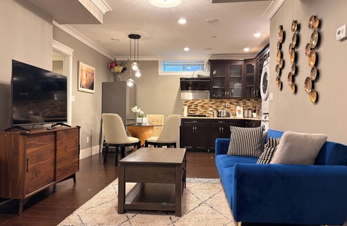 Fraserview House | VANCOUVER 2BR SUITE WITH PRIVATE ENTRANCE-NEAR YVR/DT/RMD-FREE PARKING
