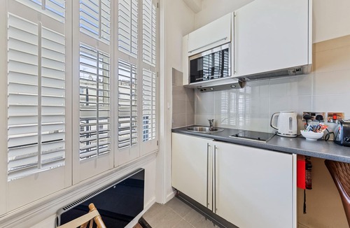 Lancaster Gate Apartment | Vancouver Studios