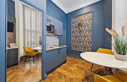 Lancaster Gate Apartment | Vancouver Studios