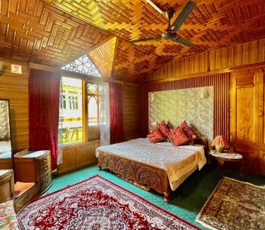 Sudarbal Boat Rental | Vanda Heritage Houseboats