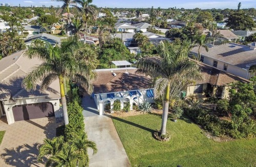 Pelican Bay House | Vanderbilt Mercado Villa Oasis - Set between the Mercato and Vanderbuilt beach!