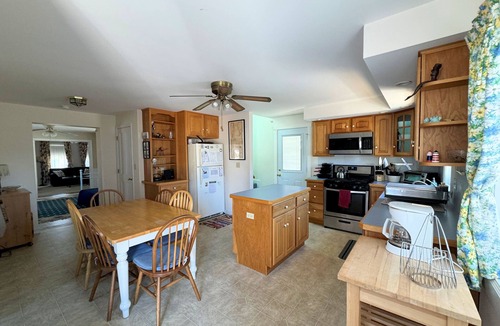 Deep Hole House | Vanity Fair - 4BR/2.5B w/lg screened in porch and decks! LINENS & TOWELS