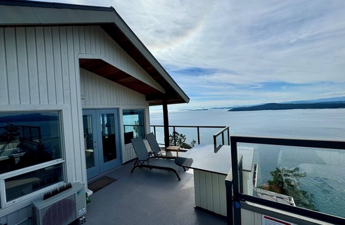 Pender Island House | Vantage View - Ocean Front with private Hot tub