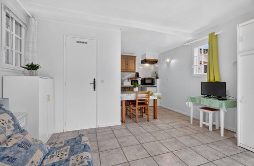 La Garde Apartment | Var Hyères Studio by the Sea with Shared Garden, Balcony, and Air Conditioning