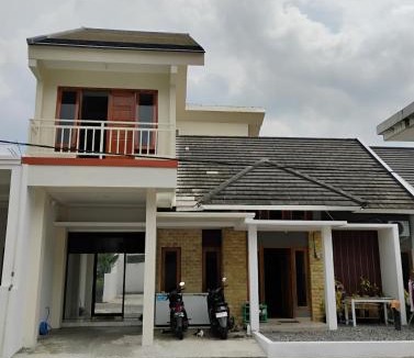 Ngaglik House | Varisha Homestay 2 Bedrooms, PS5, E-bike