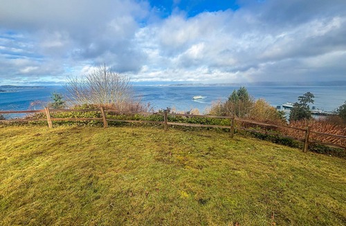 South Colby House | Vashon Island Home with Breathtaking views, central A/C, Gas grill, & WIFI