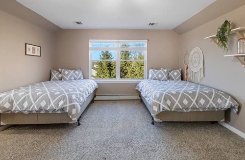 Monroe House | Vast and Stunning 5BR House w Pool