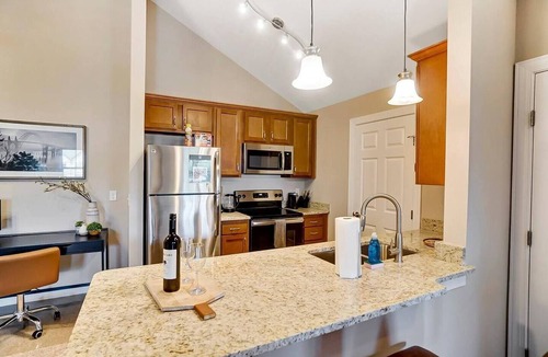 Westerville Apartment | Vaulted Polaris Loft | Balcony | Easy Free Parking