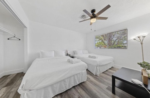 Rancho Oakey House | Vegas Getaway amazing Ground Floor with Pool and Games and BBQ