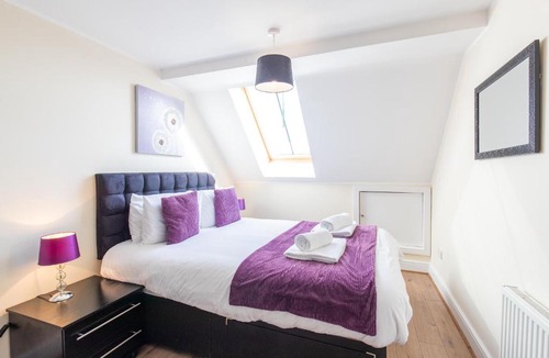 Hoddesdon Apartment | Velvet 2-bedroom apartment Clock House - Hoddesdon