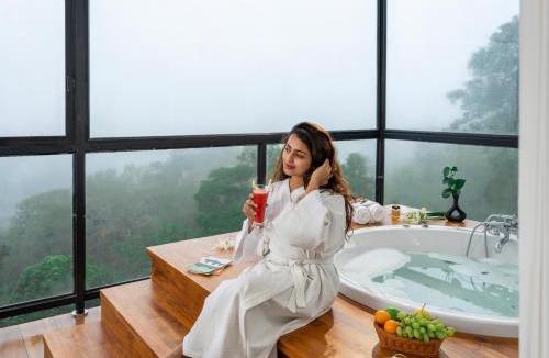 Kunchithanny Hotel | Velvet Clouds Munnar