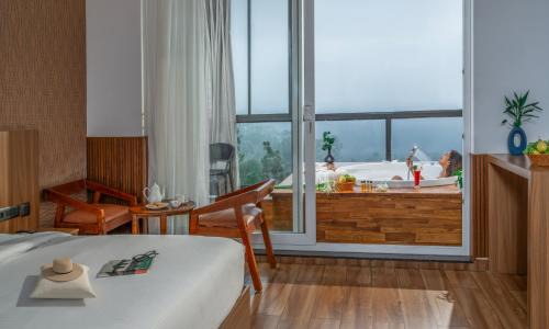 Kunchithanny Hotel | Velvet Clouds Munnar