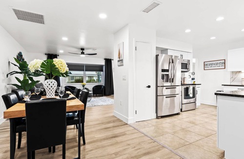 Venice House | Venice Oasis | Pool, 3 King Beds, 2.5 miles >Beach