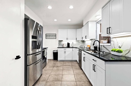 Venice House | Venice Oasis | Pool, 3 King Beds, 2.5 miles >Beach