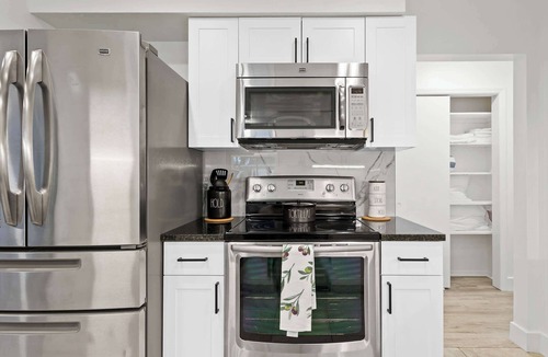 Venice House | Venice Oasis | Pool, 3 King Beds, 2.5 miles >Beach