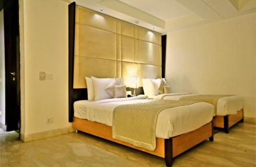 Model Town Hotel | Venizia Sarovar Portico