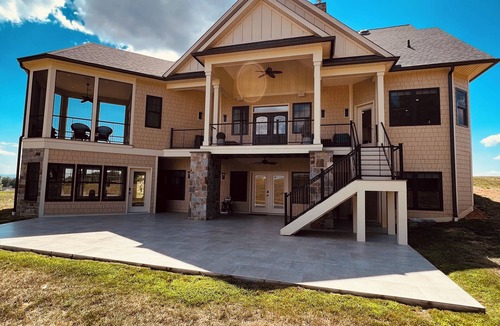 Stephens City House | Ventura Manor grand 3 BR 3.5 BA house with fitness room, WIFI & pretty views.