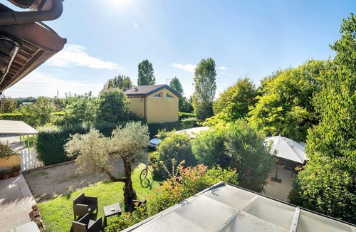 Mirano Apartment | 'Verde' Room with Shared Garden, Wi-Fi and Air Conditioning