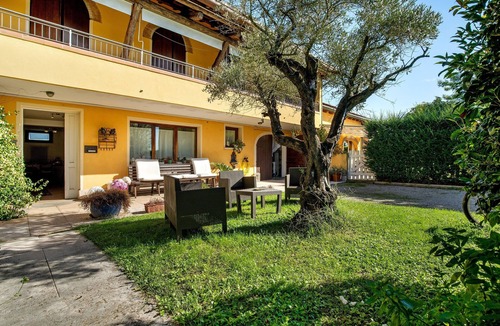 Mirano Apartment | 'Verde' Room with Shared Garden, Wi-Fi and Air Conditioning