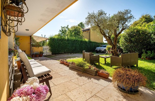 Mirano Apartment | 'Verde' Room with Shared Garden, Wi-Fi and Air Conditioning