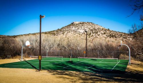 Cherry Resort | Verde Valley Deck Cottage 7