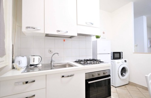 Peretola Apartment | Verdicchio is located in the Novoli area, a few steps from the tramway with which you can reach the center of Florence and the Santa Maria Novella station in a few minutes and close to the Florence airport, it is possible to park in the area easily.The a