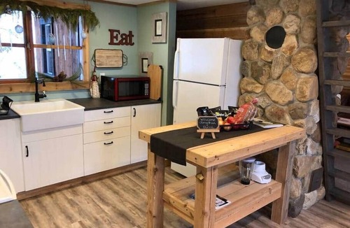 Vernon Cabin | Vernon Cedar Cabin - Private Hot Tub - King Bed - Close to Ski Hill and Town