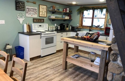 Vernon Cabin | Vernon Cedar Cabin - Private Hot Tub - King Bed - Close to Ski Hill and Town