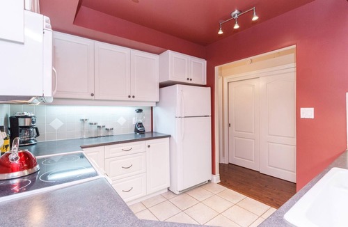 James Bay Condo | Versatile Garden-Level Suite w/Natural Light