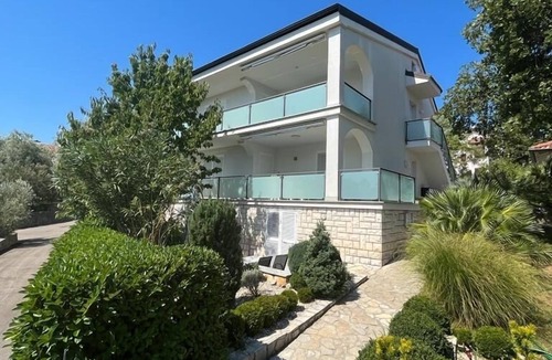 Vantacici Apartment | Very large and luxurious apartment in a 2-family house with garden! 2 min from the beach!