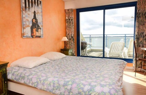 Concarneau Apartment | Very nice and large, modern apartment Penthouse feet in the water.