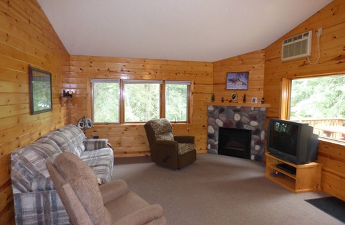 Marcell Cabin | Very Nice Exceptionally clean 3 bedroom with fireplace, A/C and Fire pit