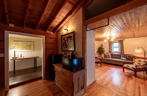 Eureka Springs Villa | Very Nice Retreat on 2 levels, Hot Tub, Outdoor Kitchen, Spacious