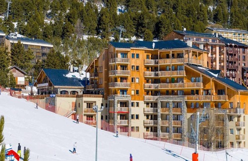 Les Angles Apartment | Very nice T3, at the foot of the slopes, village center, large corner balcony, lake view