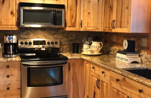 Blue River Cabin | Very special log cabin! completley updated; close to skiing/Main St; hot tub