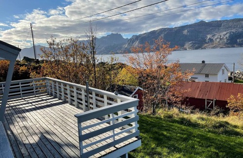 Ballstad Cabin | Vettinghytta, close to the sea with amazing view.